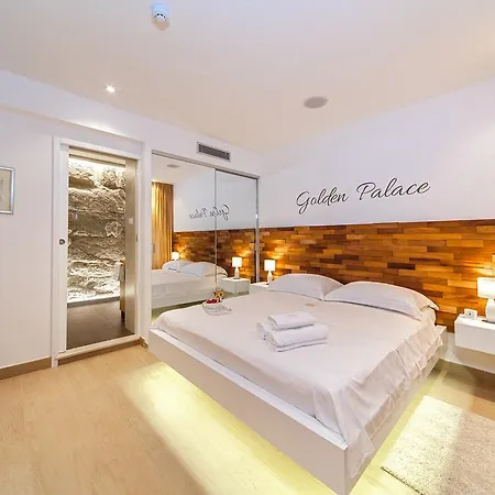 Golden Palace Apartment *