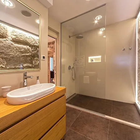 Golden Palace Apartment *